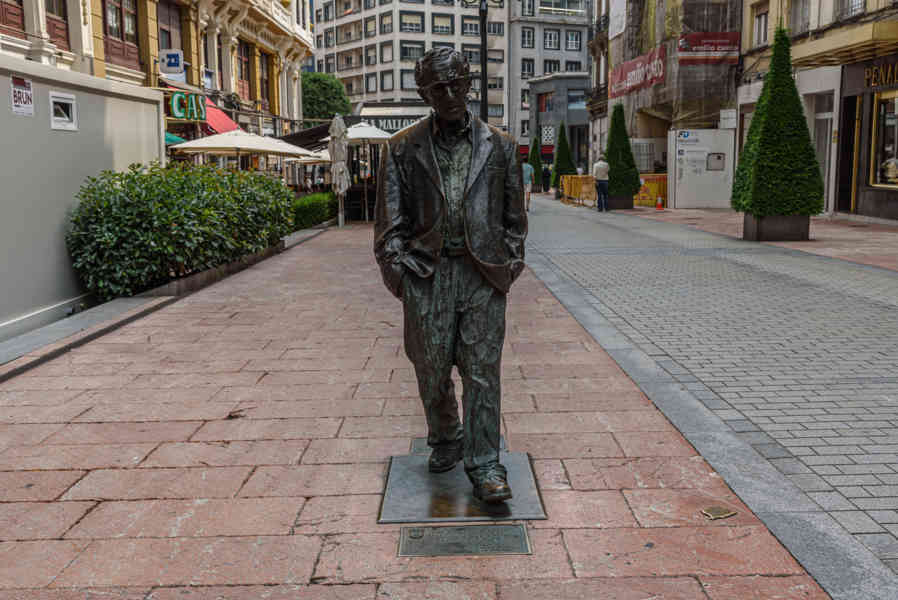 Oviedo 047 - escultura de Woody Allen.jpg